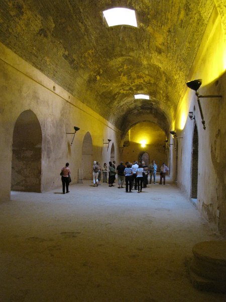 130312_voorraadschuur meknes.jpg - In Meknes liet Moulay Ismaïl ook grote graanschuren bouwen. Om de temperatuur binnen laag te houden zijn deze schuren voorzien van enorm dikke muren en onder de vloer is een groot waterbassin aangelegd waar de lucht overheen geleid wordt.